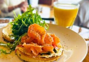 Bagel with salmon and arugula